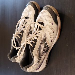 Mizuno women's 🇺🇸 9 court shoes